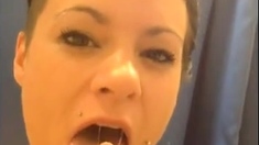 Geile Sau Befummelt Sich In Der Umkleidekabine!